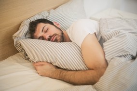 Πόσες ώρες ύπνου χρειαζόμαστε στην πραγματικότητα;